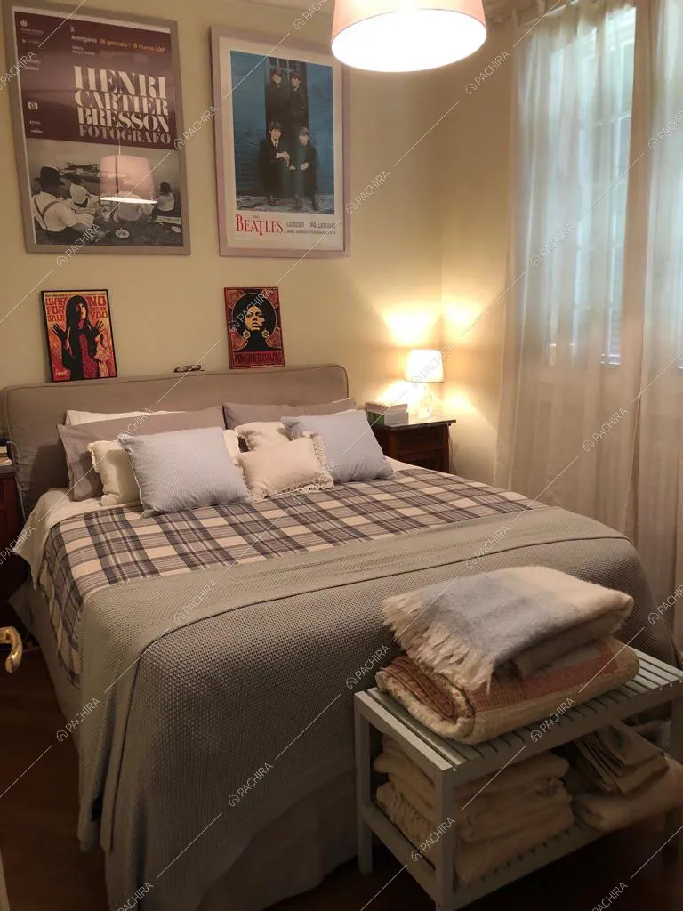 Letto a due piazze e mobiletto porta asciugamani
