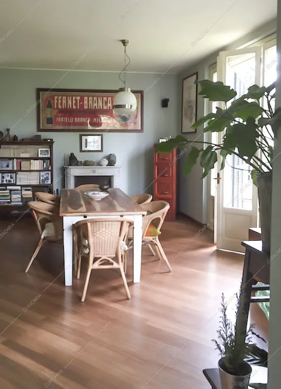 Tavolo da pranzo con pavimento in parquet e camino