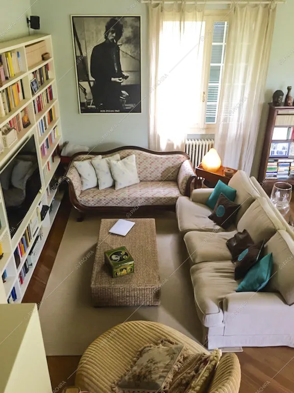 Soggiorno con divani contemporaneo e classico e tavolino