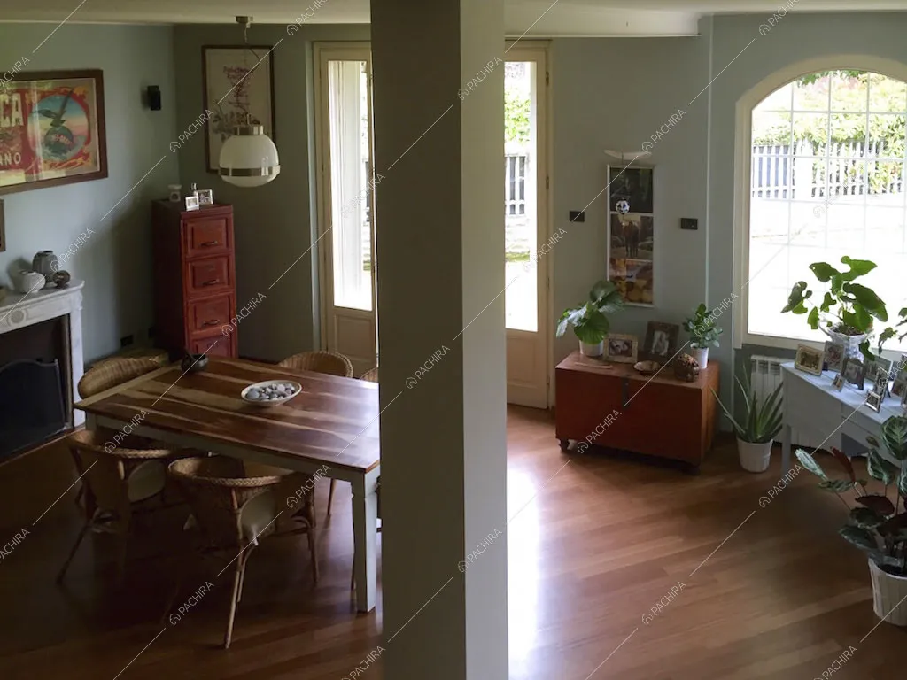 Tavolo da pranzo con pavimento in parquet e camino