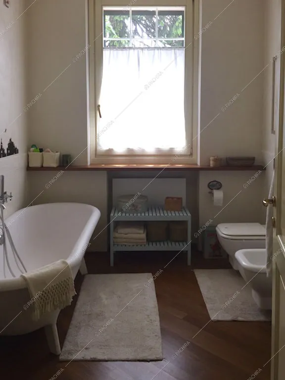Vasca da bagno e sanitari sospesi