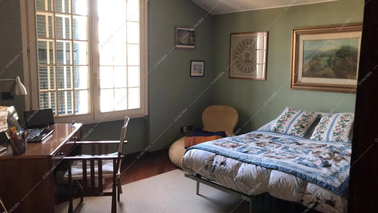 Letto a due piazze e scrivania in legno