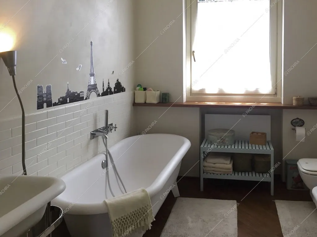 Bagno pavimento in parquet e vasca