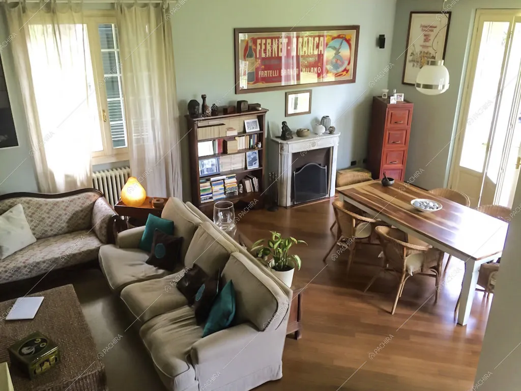 Vista su divani, libreria, camino e tavolo da pranzo dall'alto