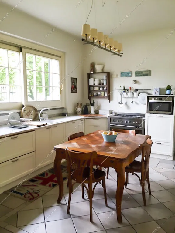 Cucina a parete con tavolo da pranzo