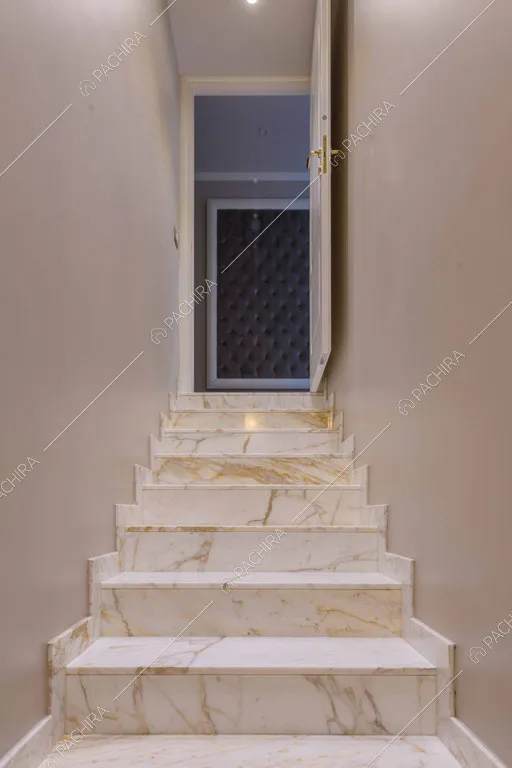 Scala in marmo bianco e pareti grigie