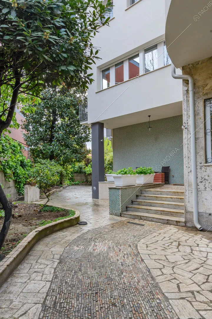 Dal vialetto vista sulle scale di accesso alla location