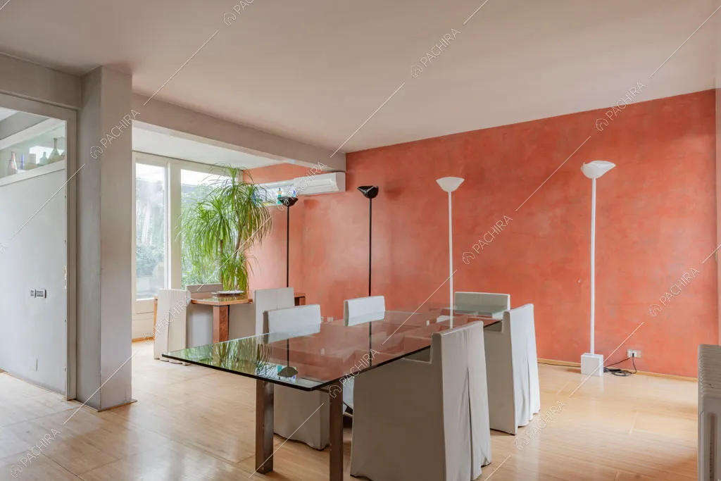 Pavimento in parquet nella sala da pranzo della villa China, location in stile contemporaneo a Roma