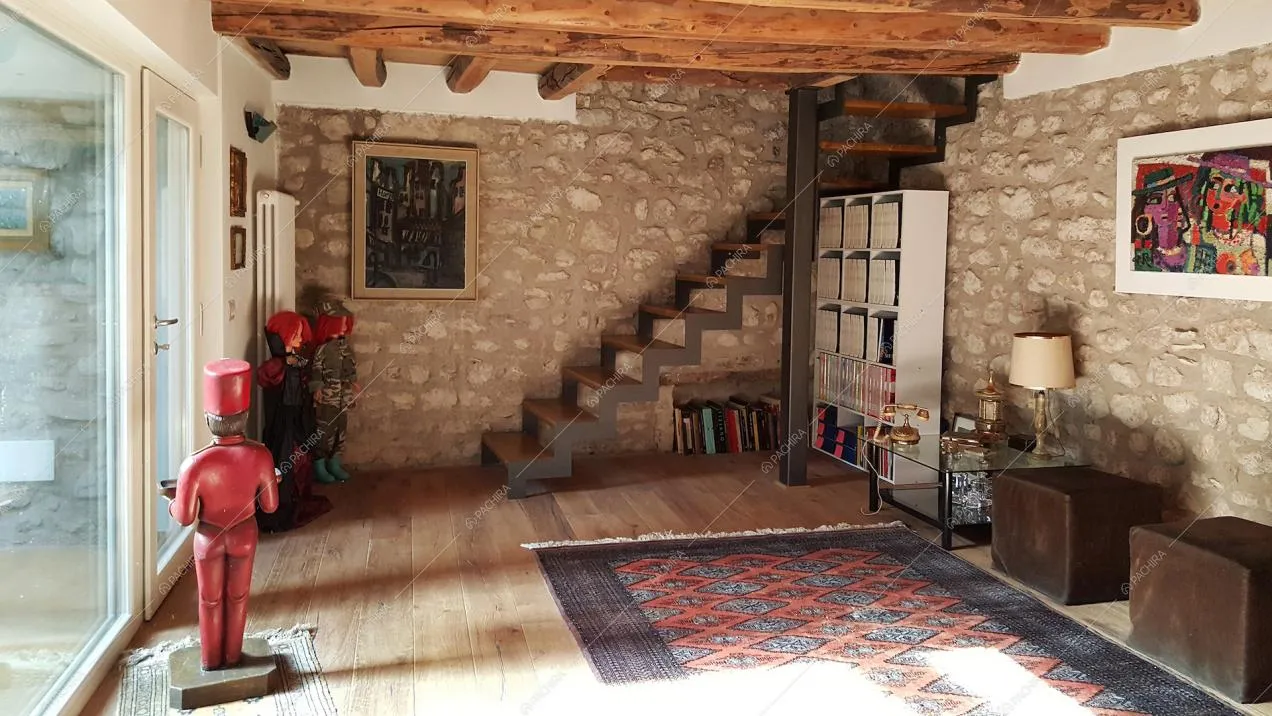 Salottino con travi a vista e vetrate