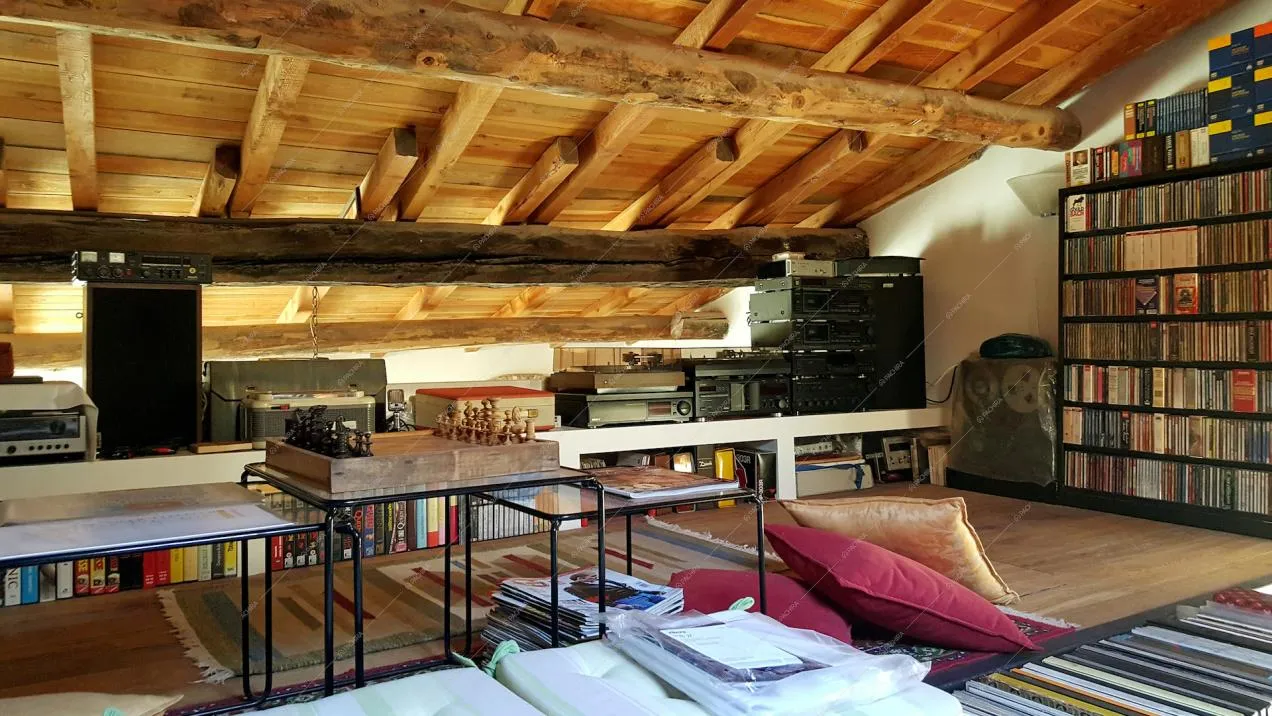 Mansarda con travi a vista e parquet