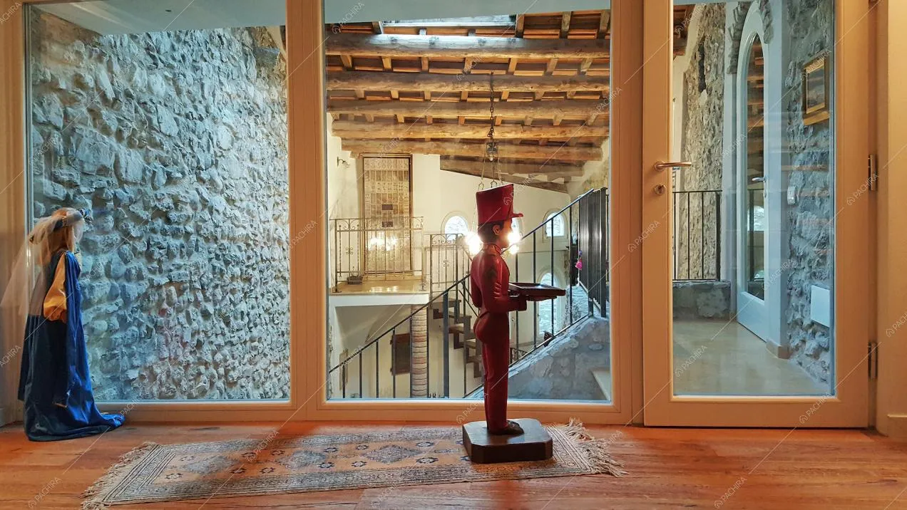 Modellino in legno, sullo sfondo le travi a vista del grande atrio