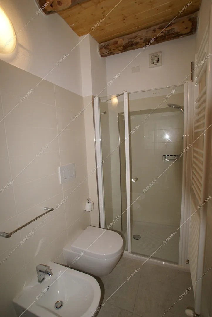 Bagno bianco con cabina doccia