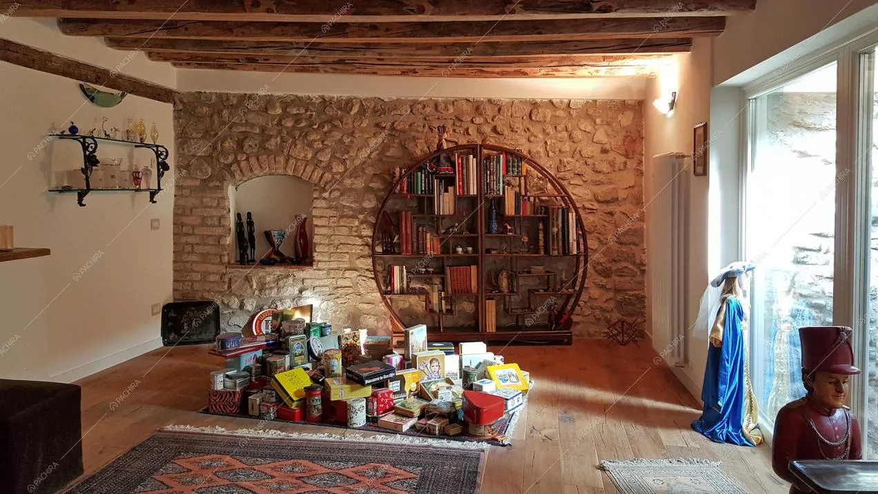 Parete in sasso con nicchia e libreria in legno