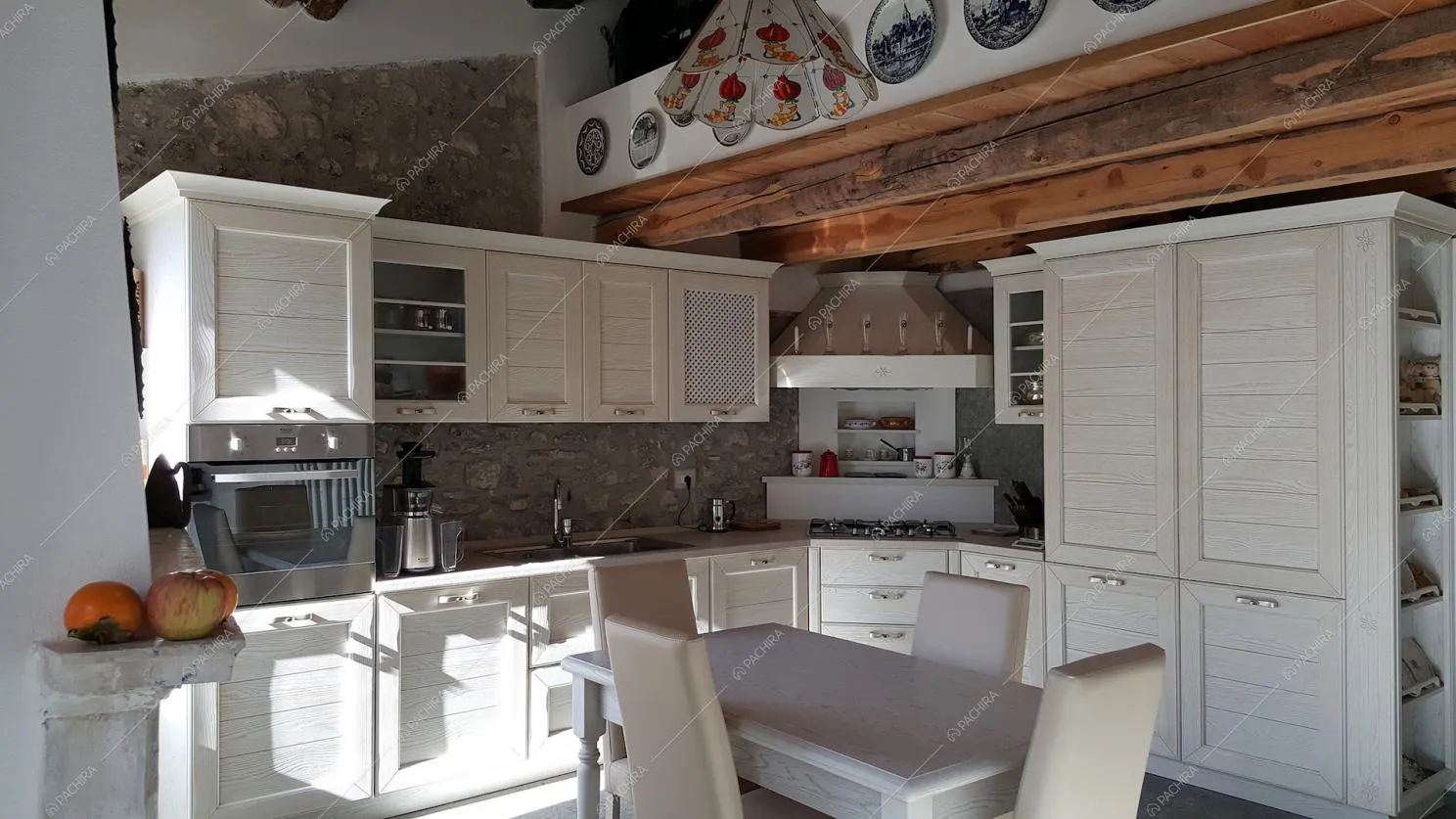 Cucina bianca con fornelli a gas