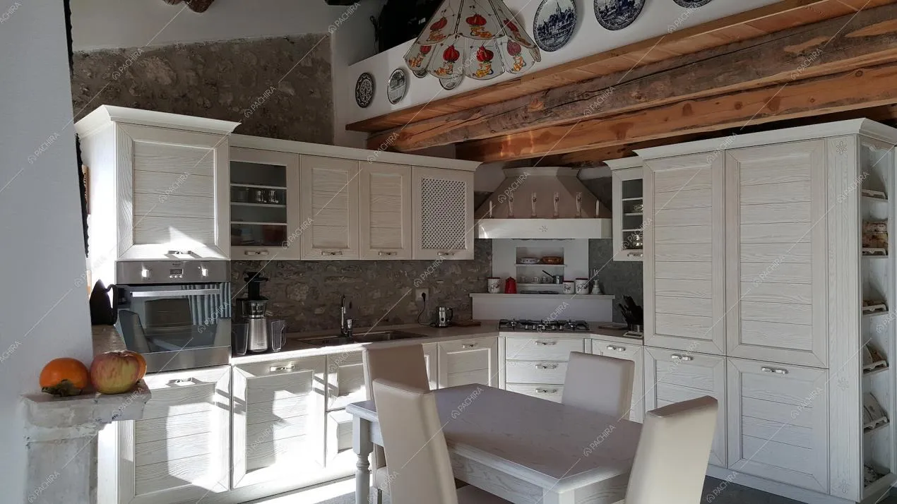 Cucina bianca con fornelli a gas