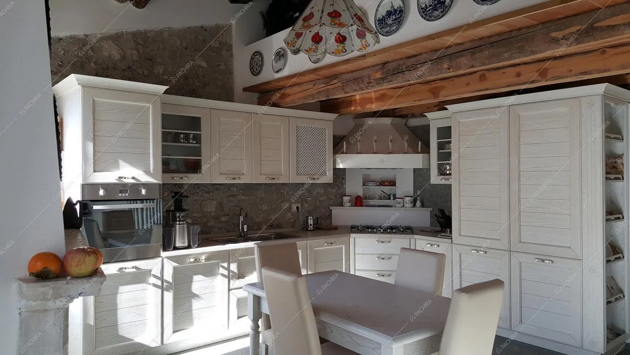 Cucina bianca con fornelli a gas
