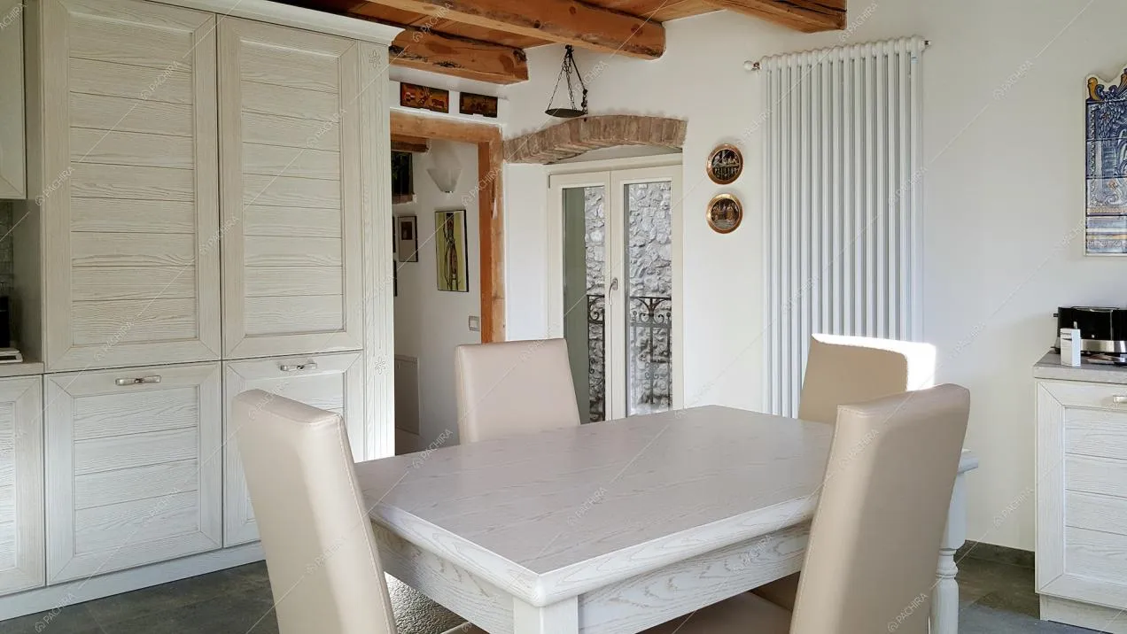 Cucina total white in stile rustico