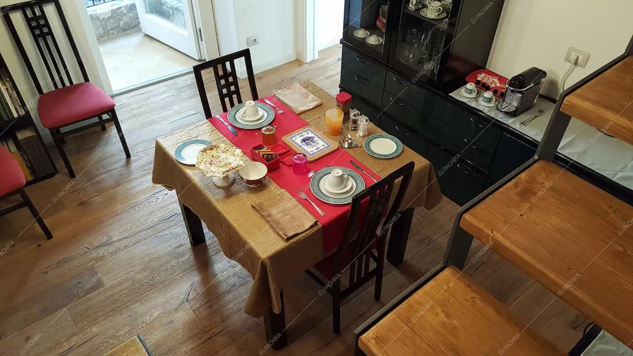 Sala da pranzo con pavimenti in parquet