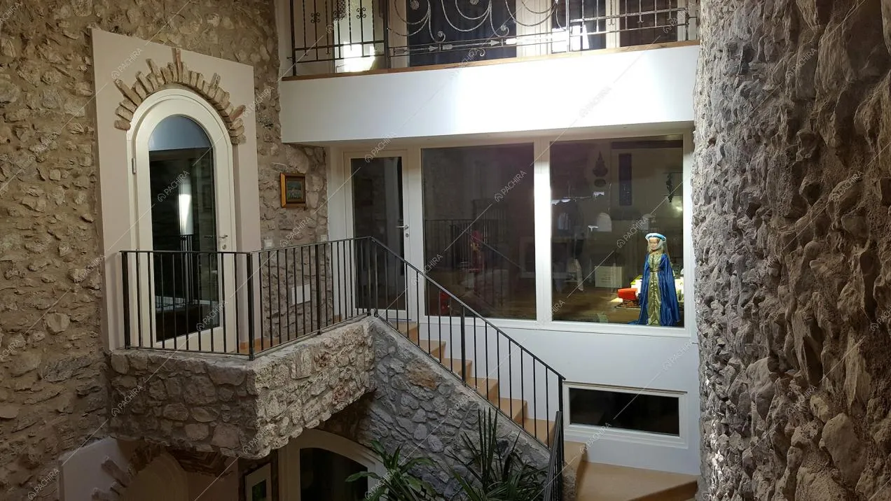 Scorcio dell'atrio con vetrate e pareti in sasso