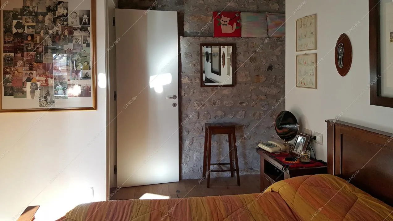 Camera da letto con pareti miste