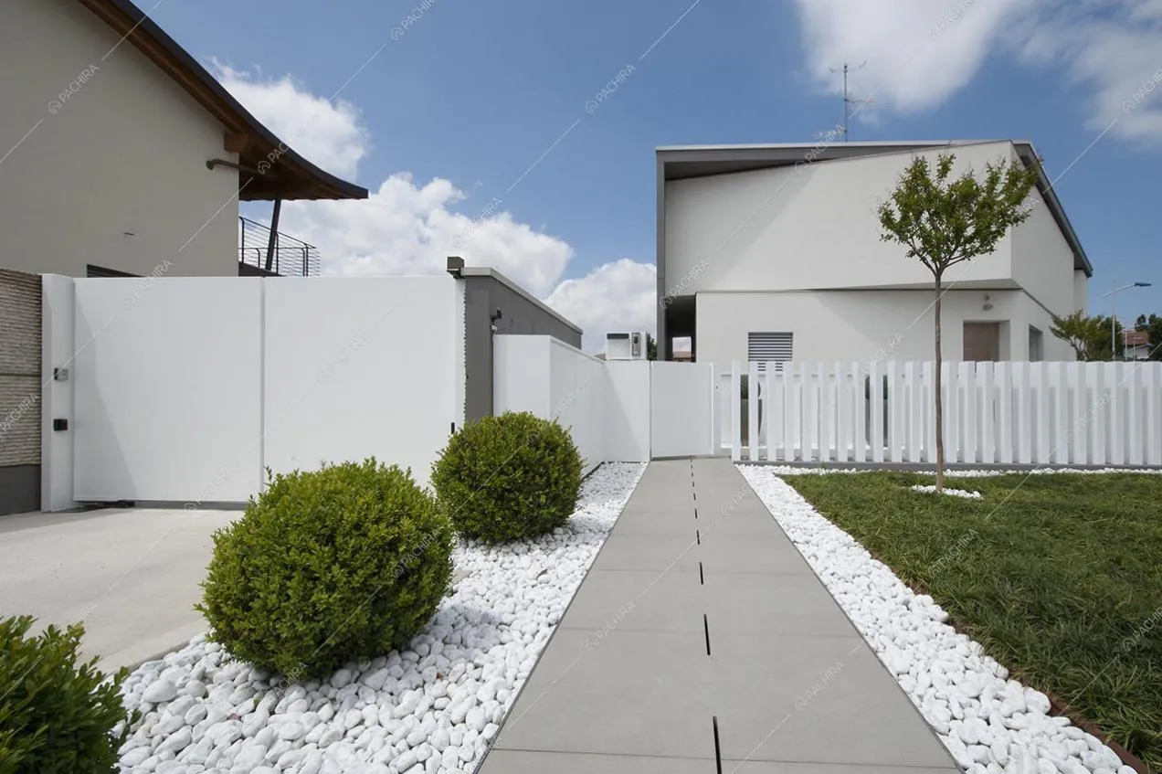 Strada di accesso alla villa con cespugli curati