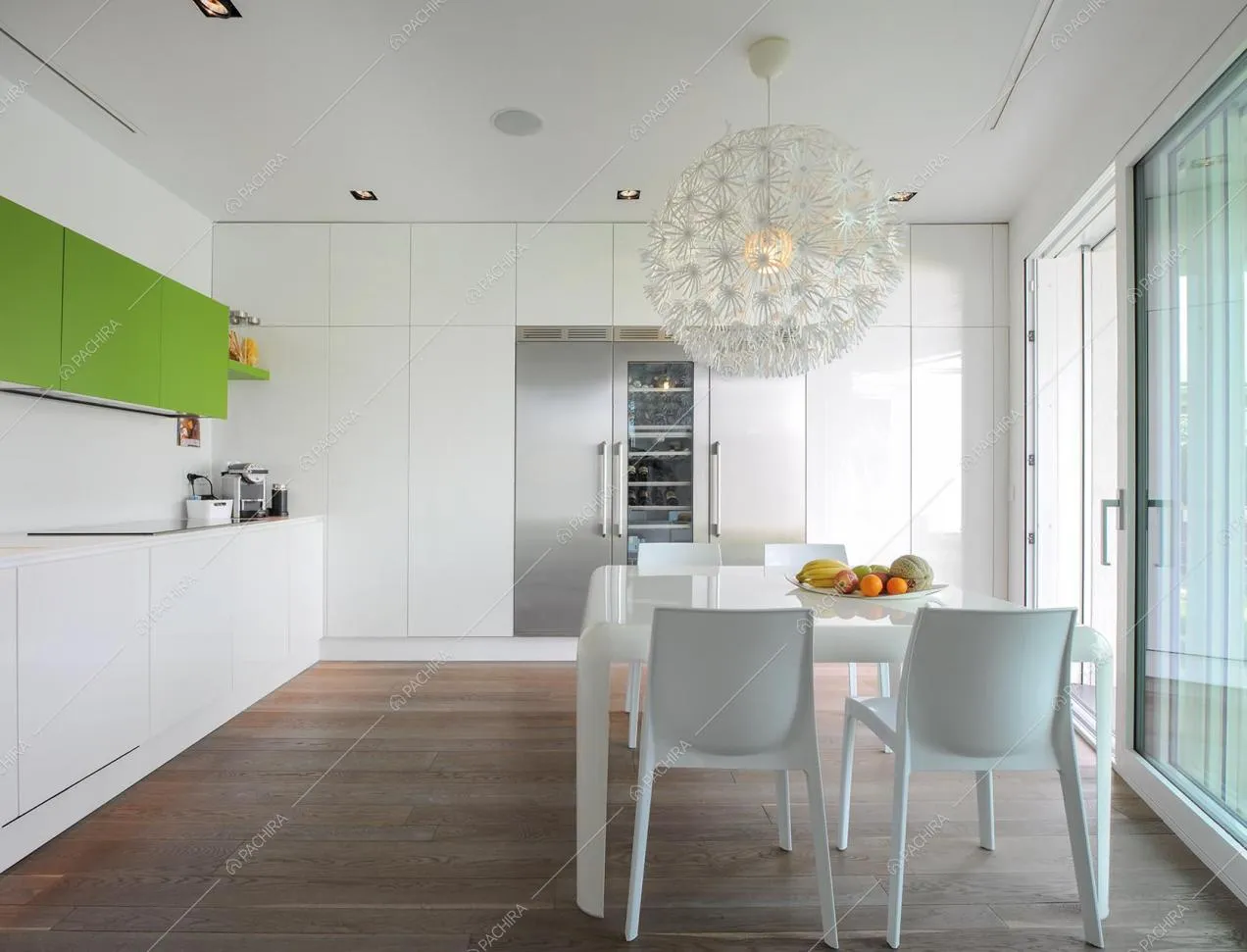 Tavolo da pranzo bianco e lampadario di design in cucina