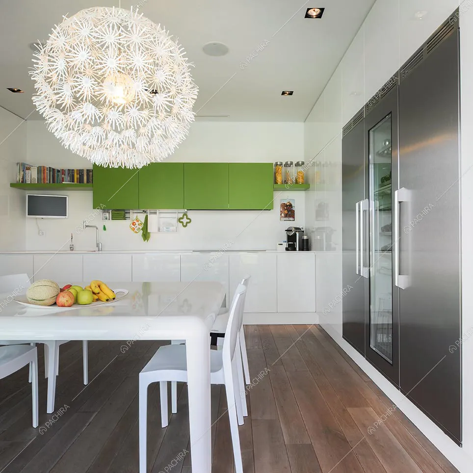 Cucina a parete bianca e verde con pavimento in parquet a listoni