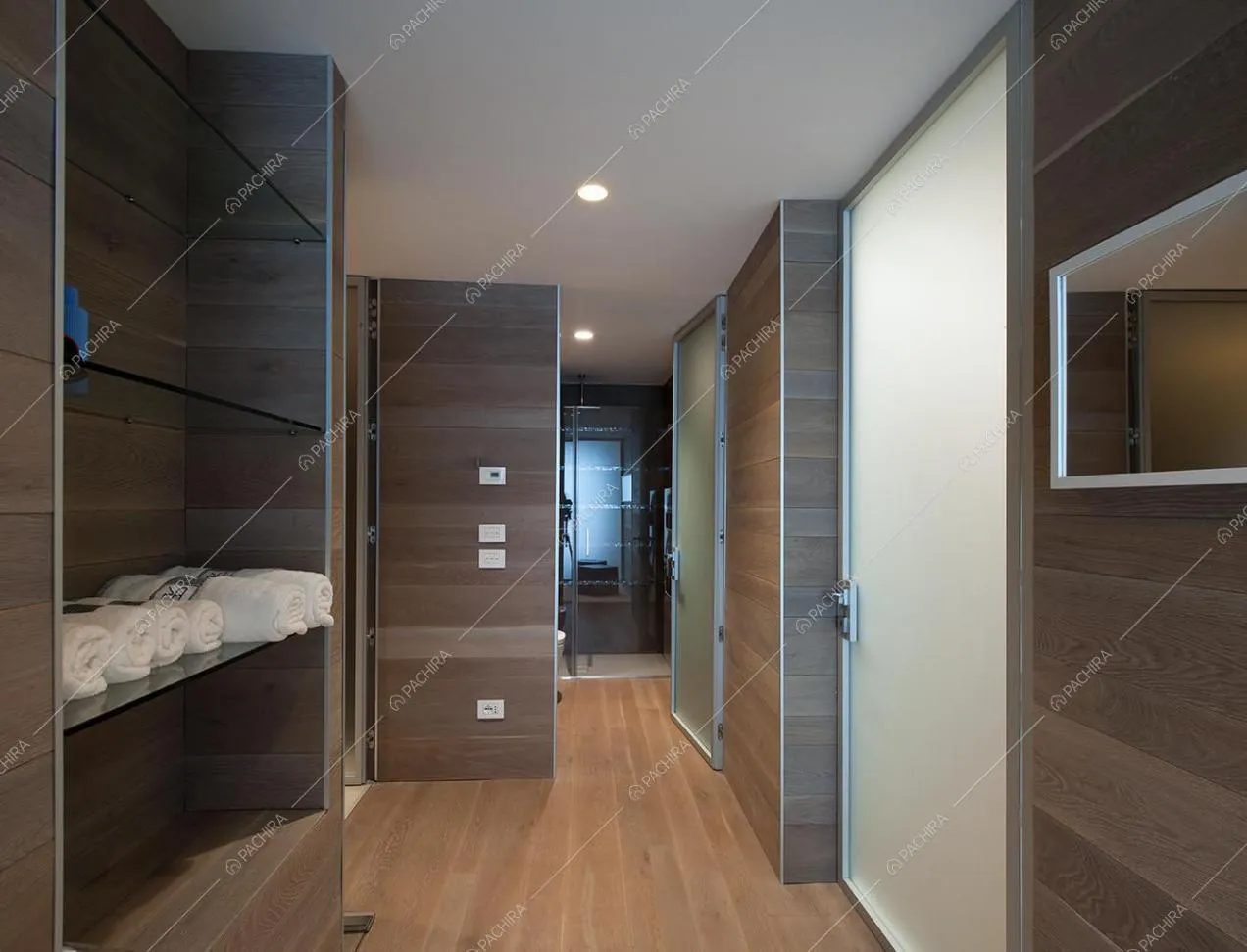 Antibagno con pareti in legno e parquet