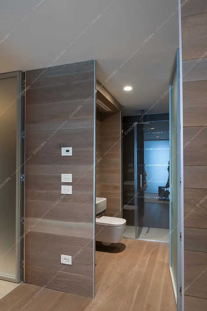 Bagno in legno con parquet e sanitari sospesi
