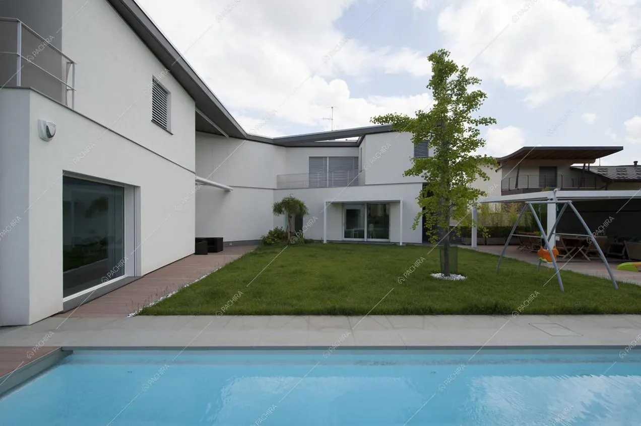 Piscina, giardino ed esterni della villa