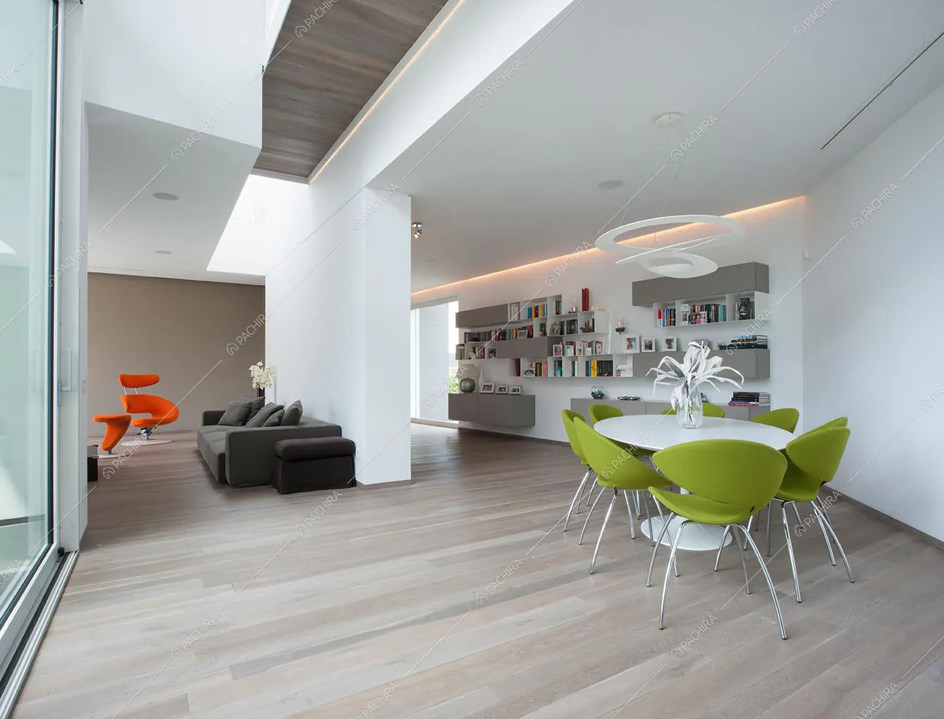 Zona living con tavolo da pranzo, divano e pavimento in parquet