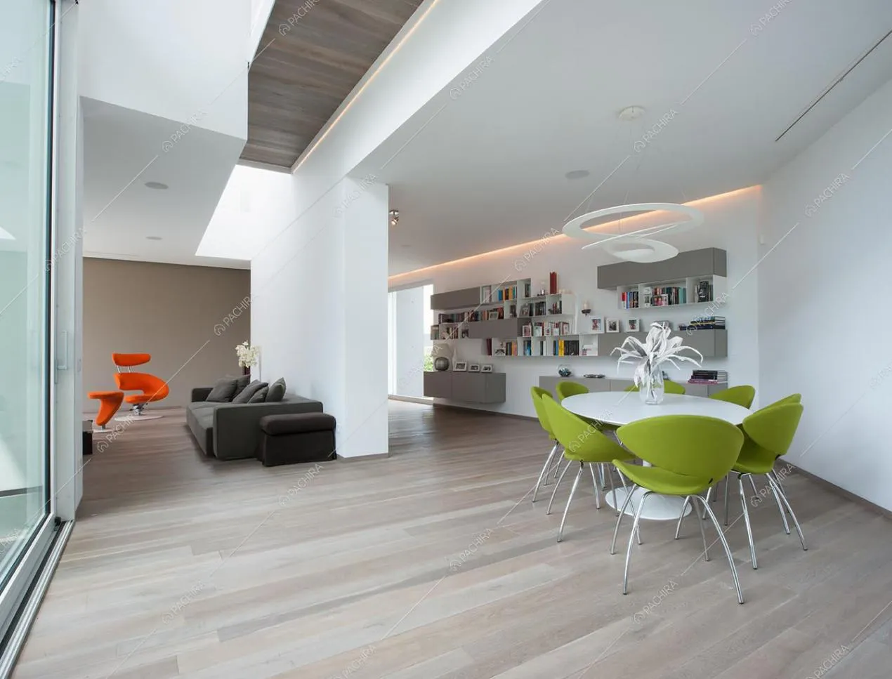Zona living con tavolo da pranzo, divano e pavimento in parquet