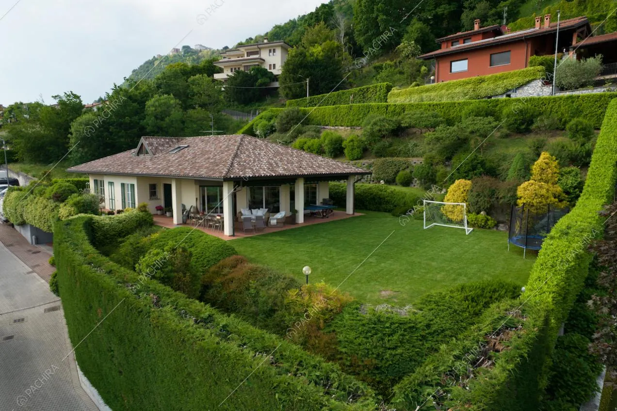 Giardino con alberi intorno alla villa e porticato