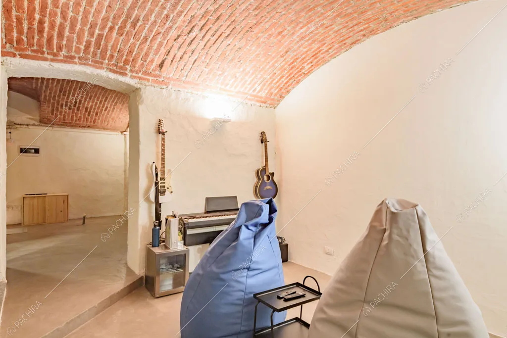 Stanza del loft Unakite, location in stile moderno a Milano