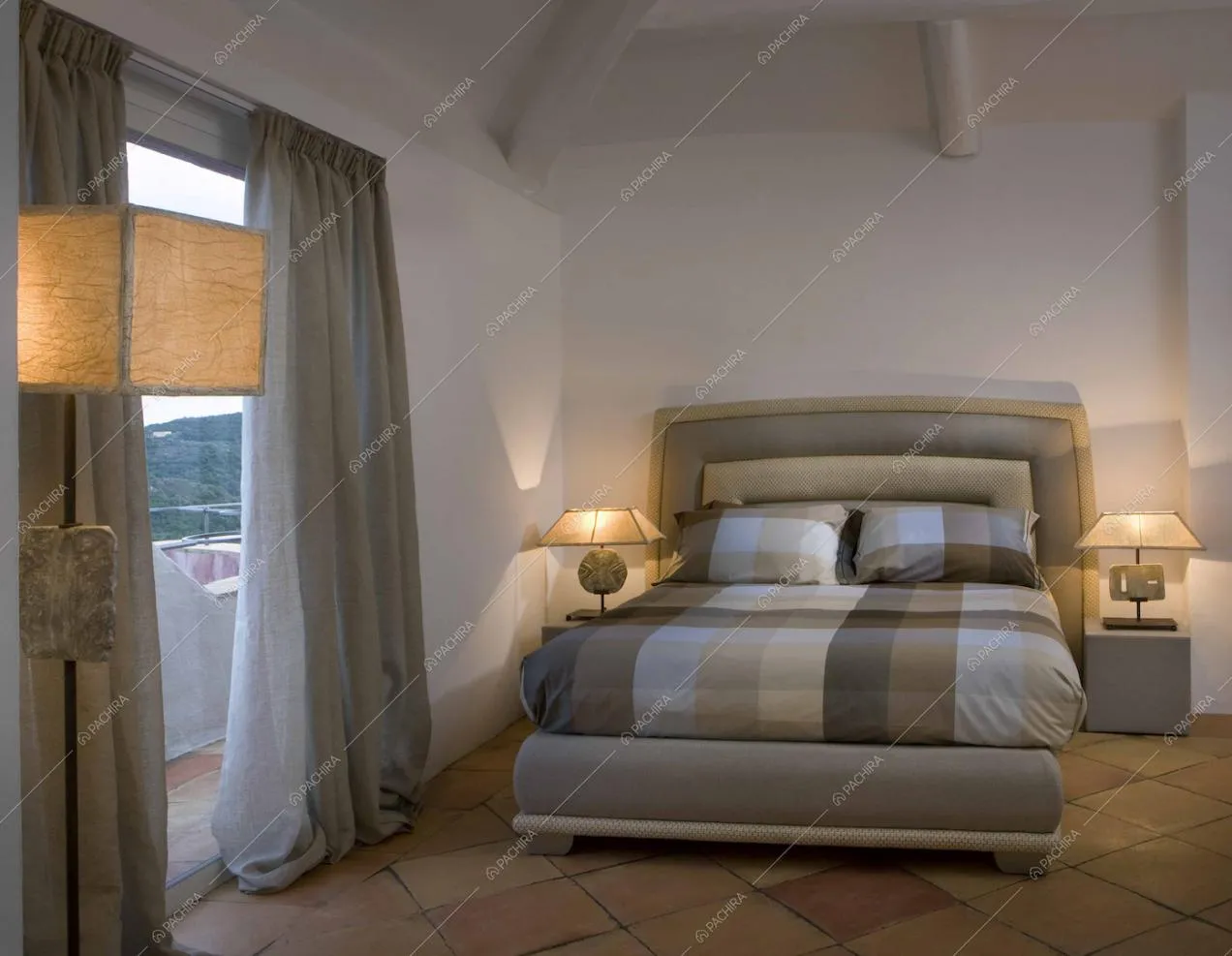 Letto a due piazze e porta finestra