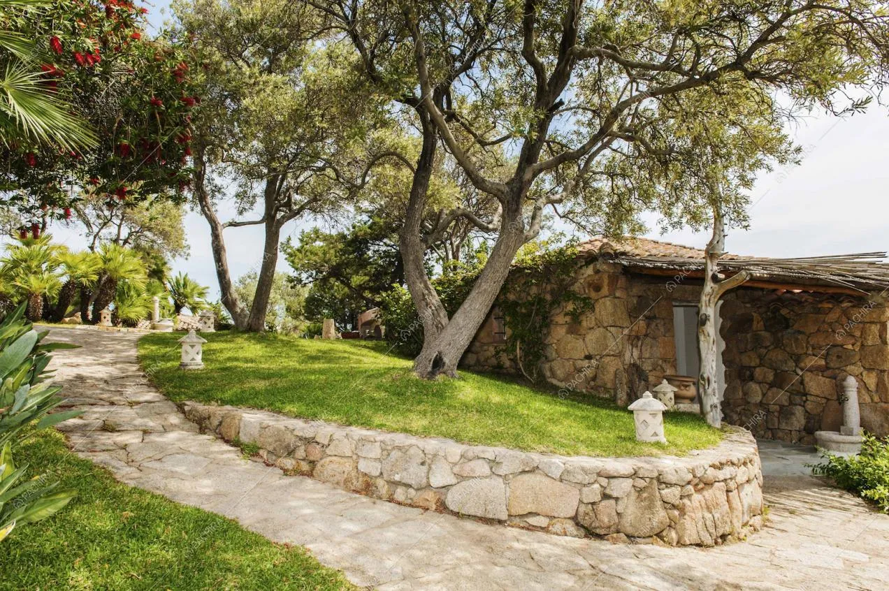 Giardino, esterni e viottolo in pietra