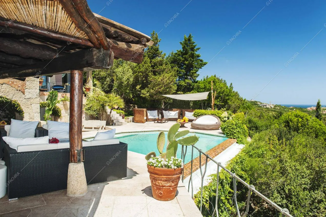 Divanetti in vimini esterni e piscina