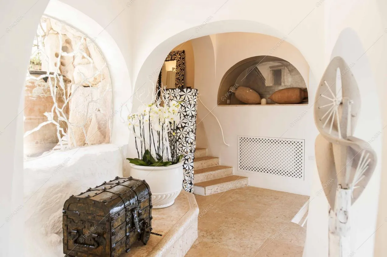 Zona con scale e soffitto con archi bianchi