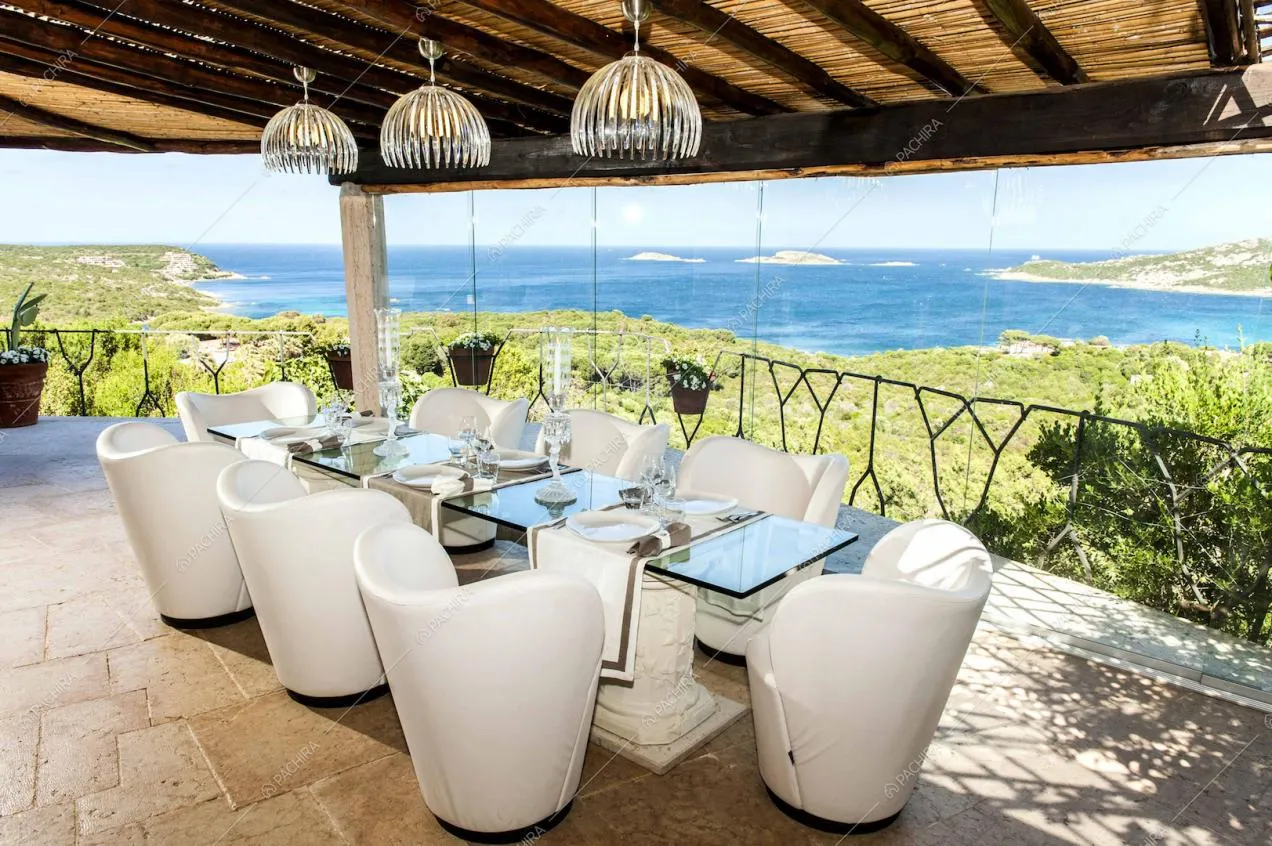Terrazza con tavolo da pranzo in vetro e vista panoramica