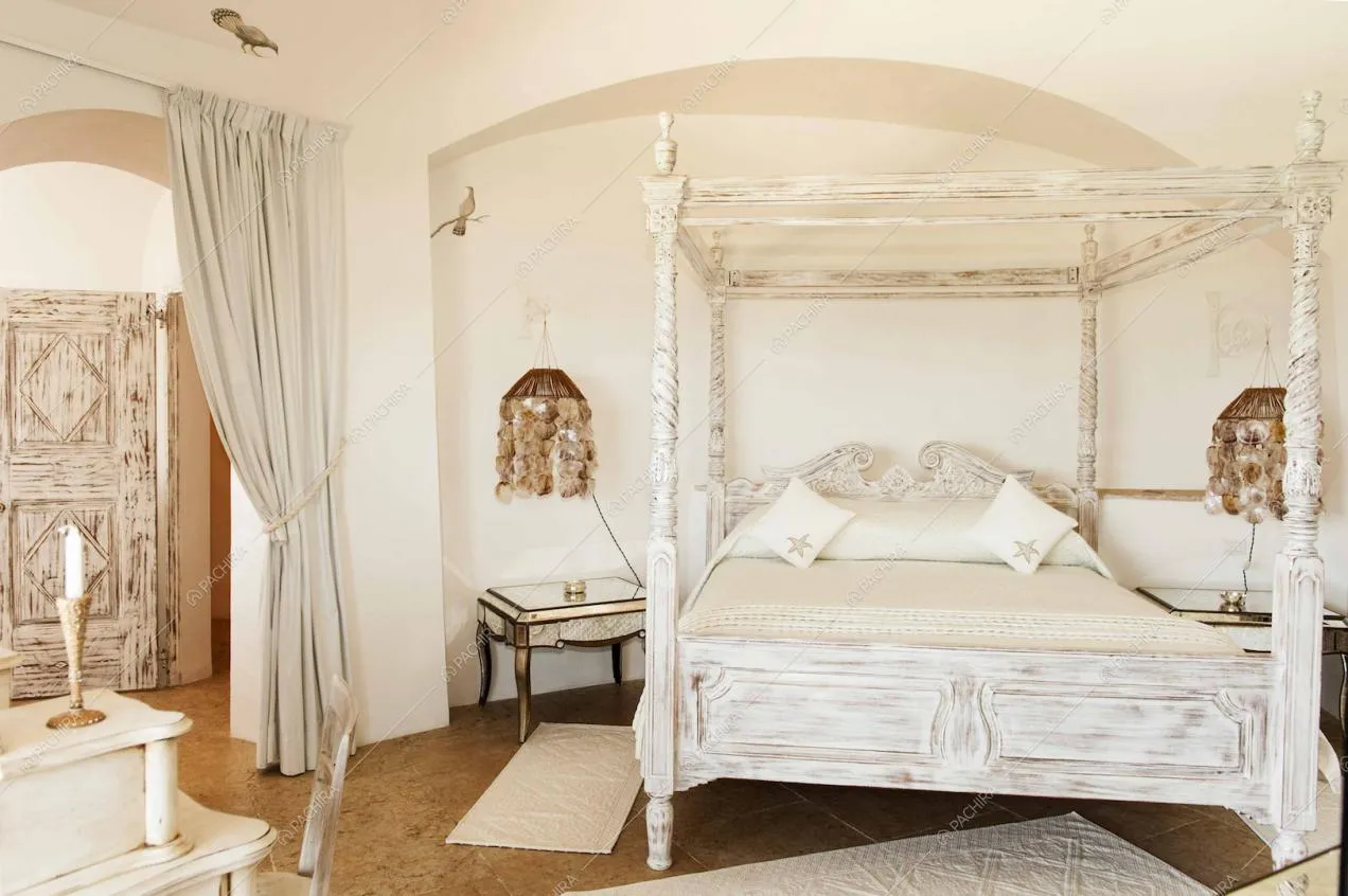 Letto a baldacchino con struttura di legno e comodino d'epoca