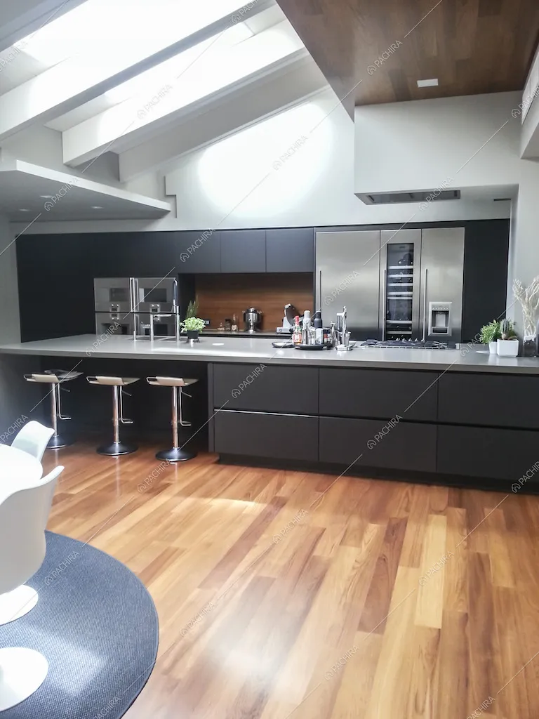 Isola della cucina con sgabelli in acciaio