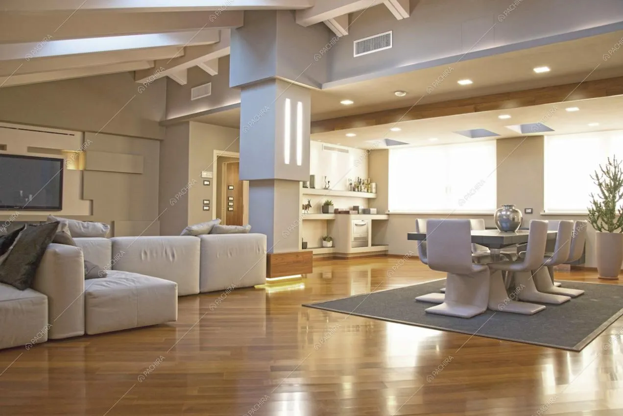 Zona living con pavimento in parquet e soffitto con travi a vista