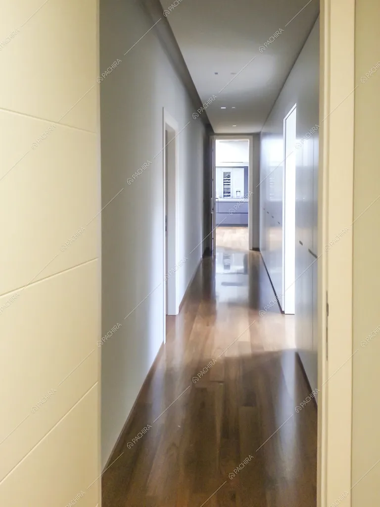Corridoio con pavimento in parquet