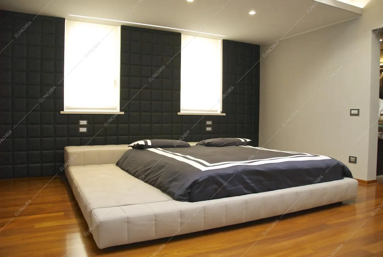 Camera da letto con pavimento in parquet a listoni