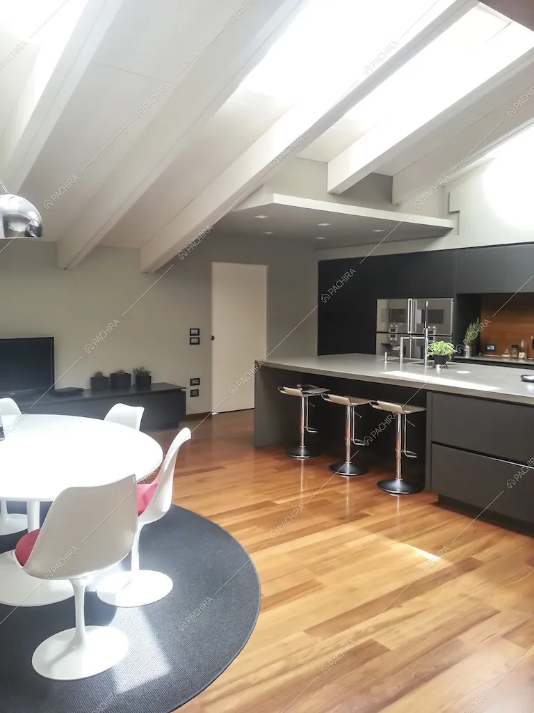 Cucina a vista e tavolo da pranzo rotondo