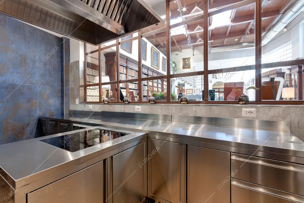 Fornelli a induzione nella cucina industriale dell'espositivo Agarico, location in stile contemporaneo a Firenze