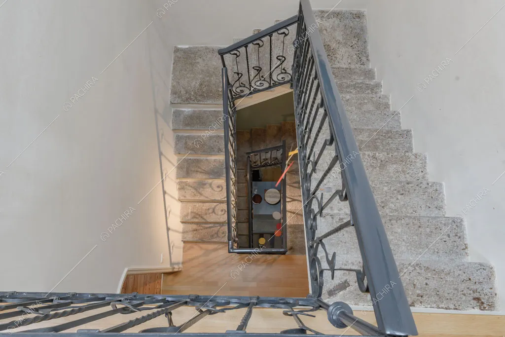 Scale con pareti bianche della villa Kharan, location in stile contemporaneo a Milano