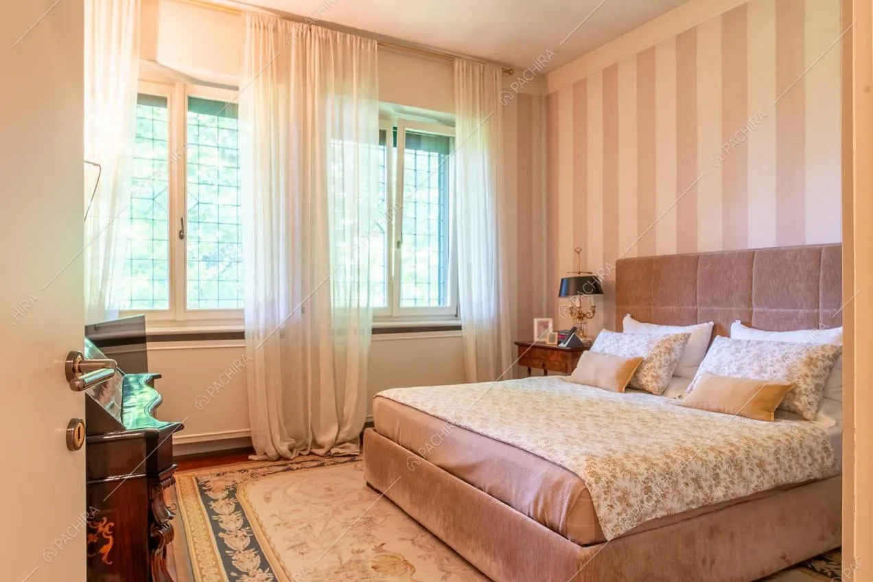 Camera da letto della villa Azara, location in stile classico a Milano