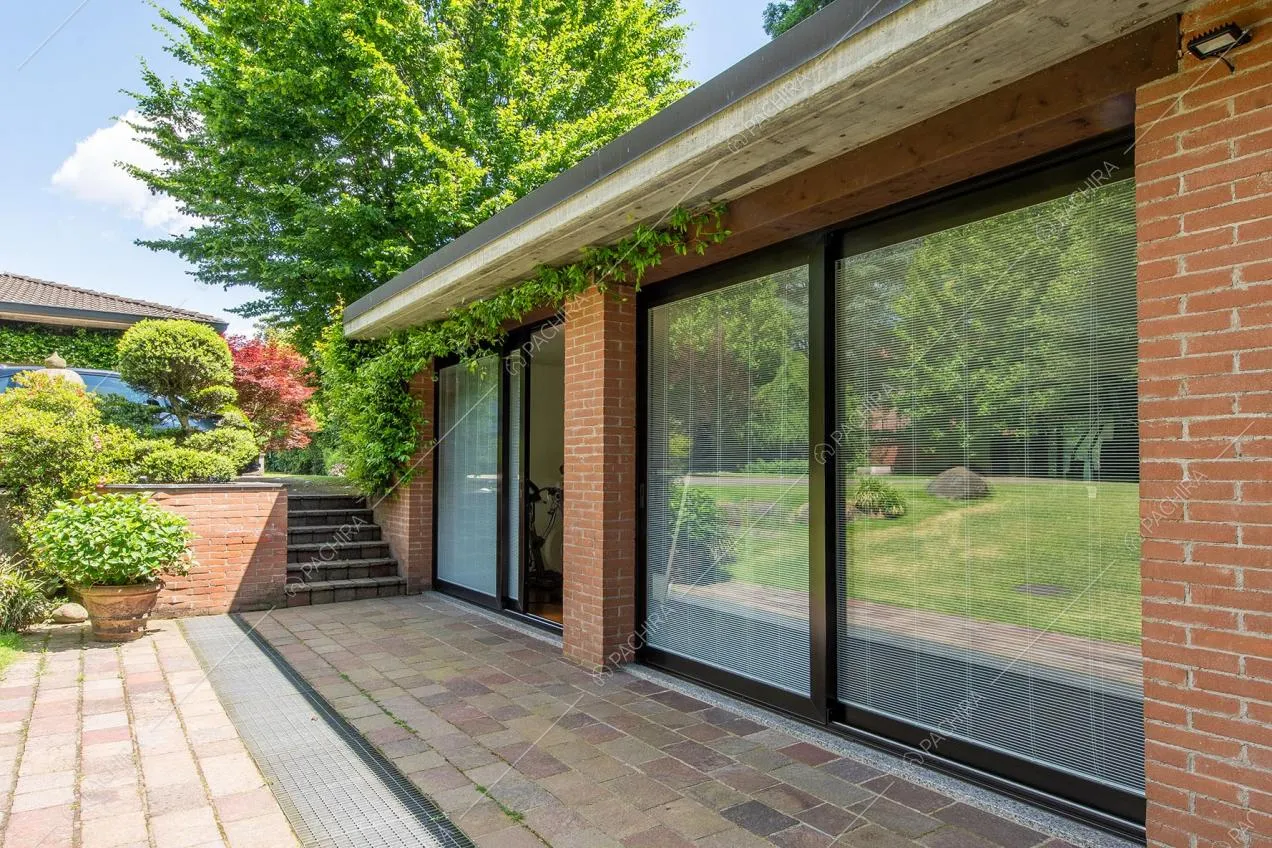 Vetrate della villa Azara, location in stile classico a Milano