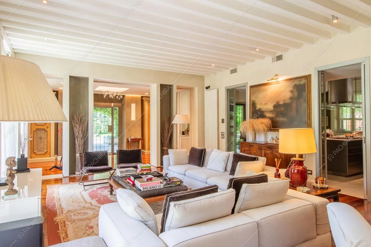 Zona living della villa Azara, location in stile classico a Milano